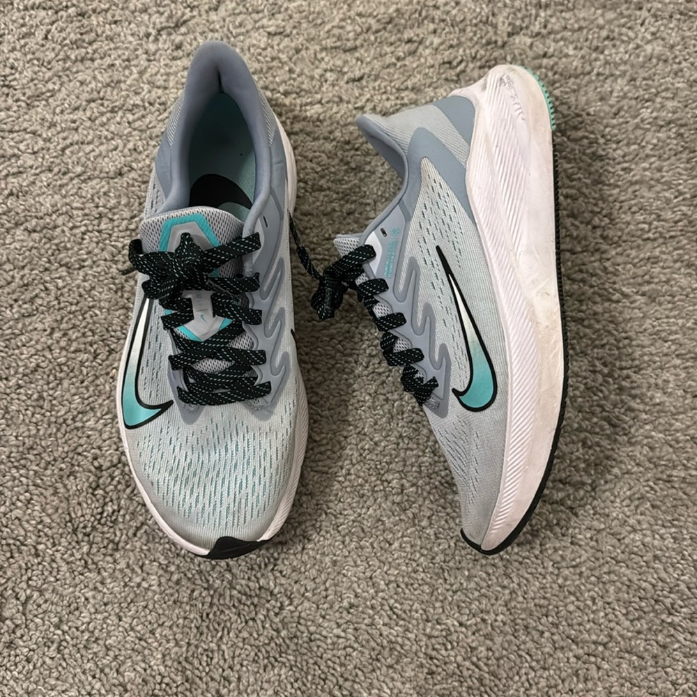 Tennis shoes